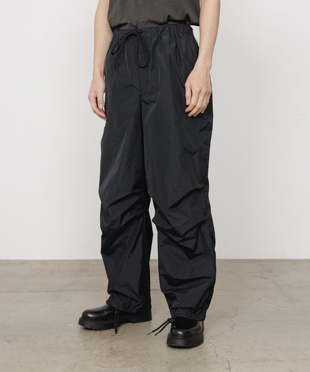 RECYCLED POLYESTER×SILK TAFFETA KNEE TUCK PANTS, Black
