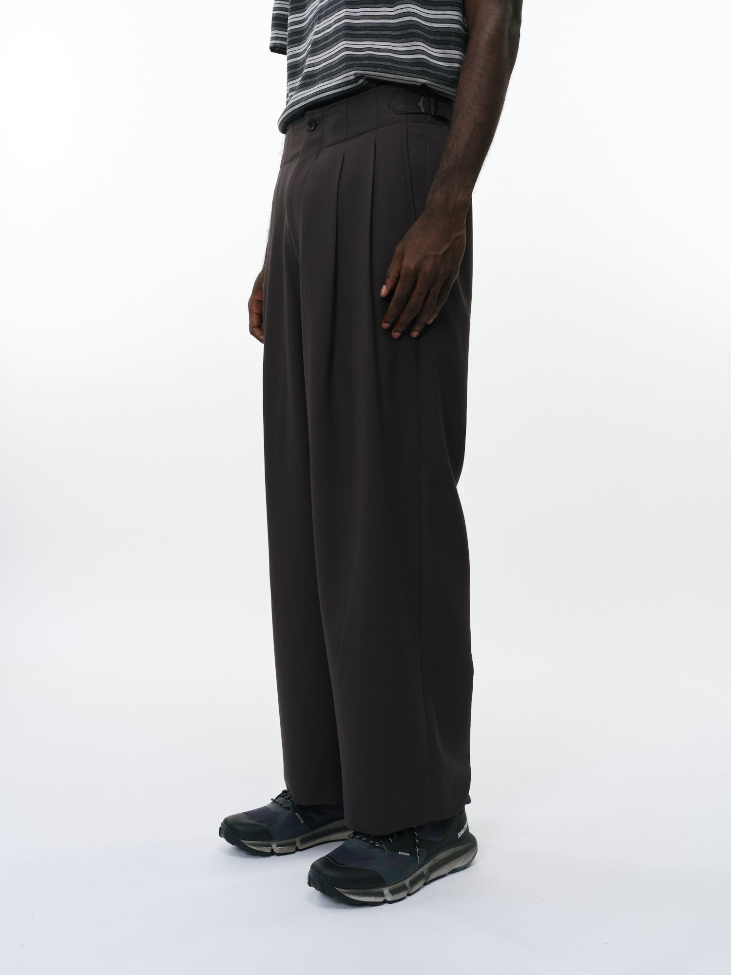 リサイクルポリエステル　ノンミュールジングウールギャバジン / 2タックミリタリートラウザーズ, Charcoal Gray