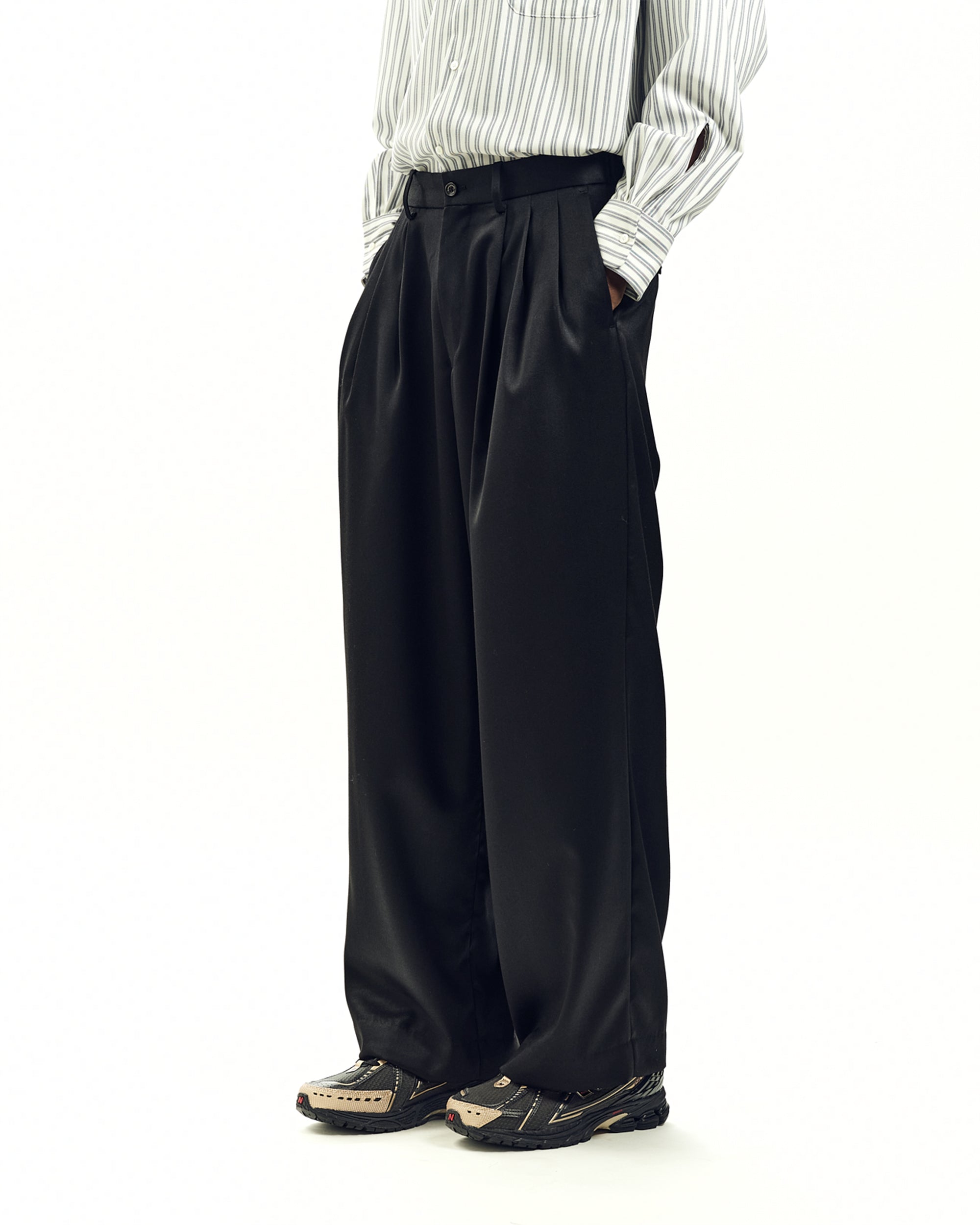 CASHMERE SATIN TRIPLE PLEATED WIDE TROUSERS, Black