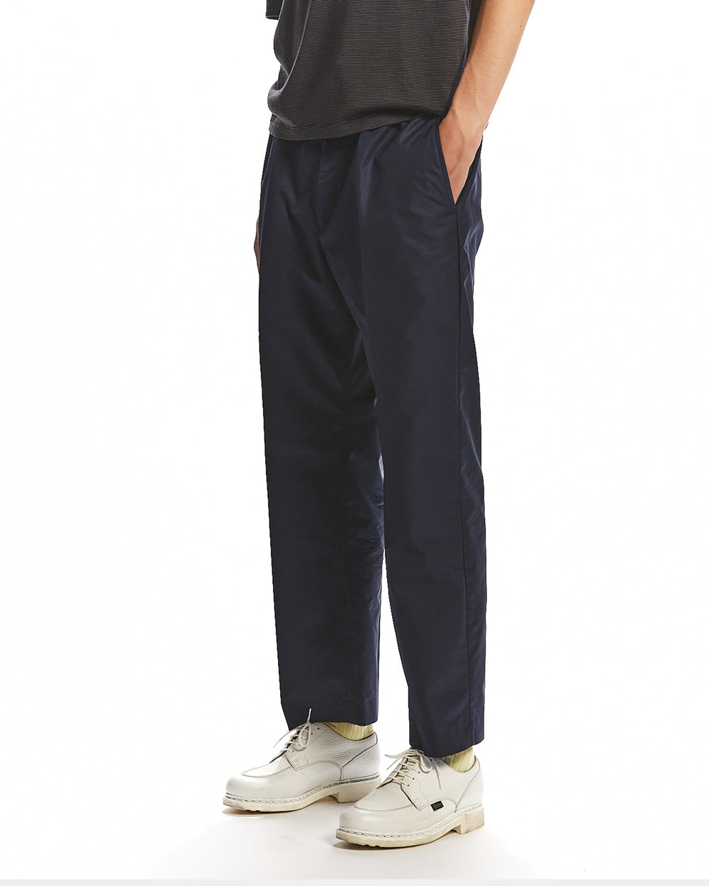 EGYPTIAN COTTON × RECYCLE POLYESTER WEATHER-CLOTH FLAT TAPERED EASY TROUSERS, Navy Charcoal