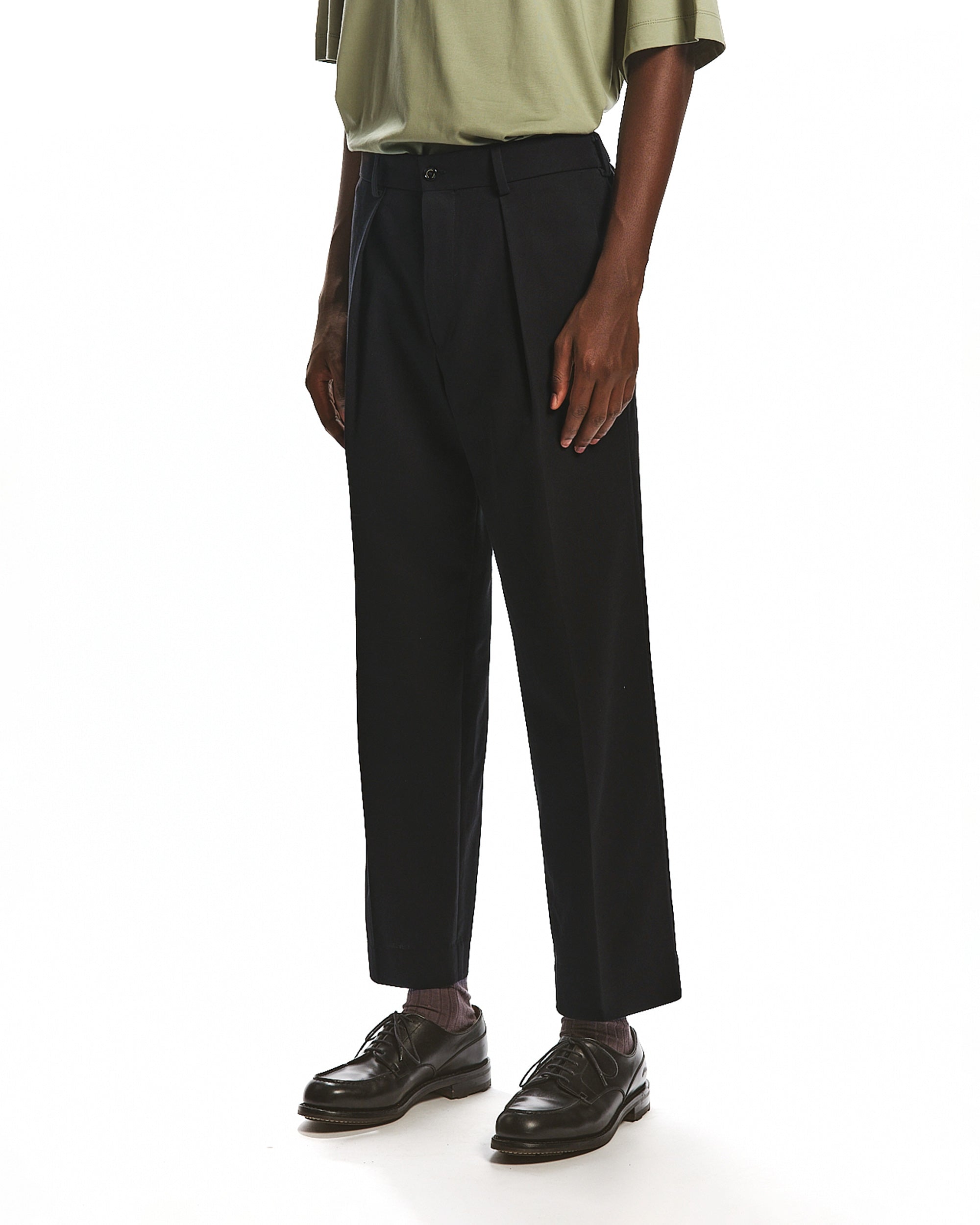 ORGANIC COTTON SURVIVAL CLOTH ONE TUCK TAPERED TROUSERS, Black